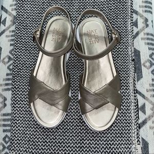 Naturalizer Women’s Finlee Sport Sandal Zinc Metallic Sz-8.5